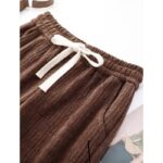 ⁦بنطلون مخمل بتصميم أرجل واسعة للنساء لون بني⁩ - الصورة ⁦2⁩