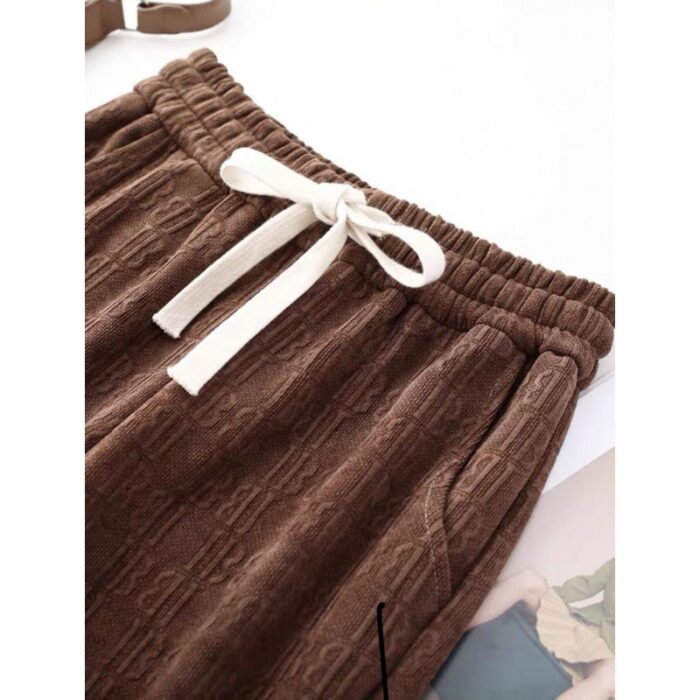 ⁦بنطلون مخمل بتصميم أرجل واسعة للنساء لون بني⁩ - الصورة ⁦2⁩