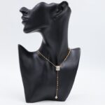 سلسال ذهبي بتصميم زركون أبيض على شكل مستطيل