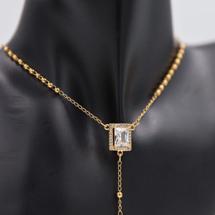 ⁦سلسال ذهبي بتصميم زركون أبيض على شكل مستطيل⁩ - الصورة ⁦2⁩