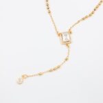 ⁦سلسال ذهبي بتصميم زركون أبيض على شكل مستطيل⁩ - الصورة ⁦4⁩