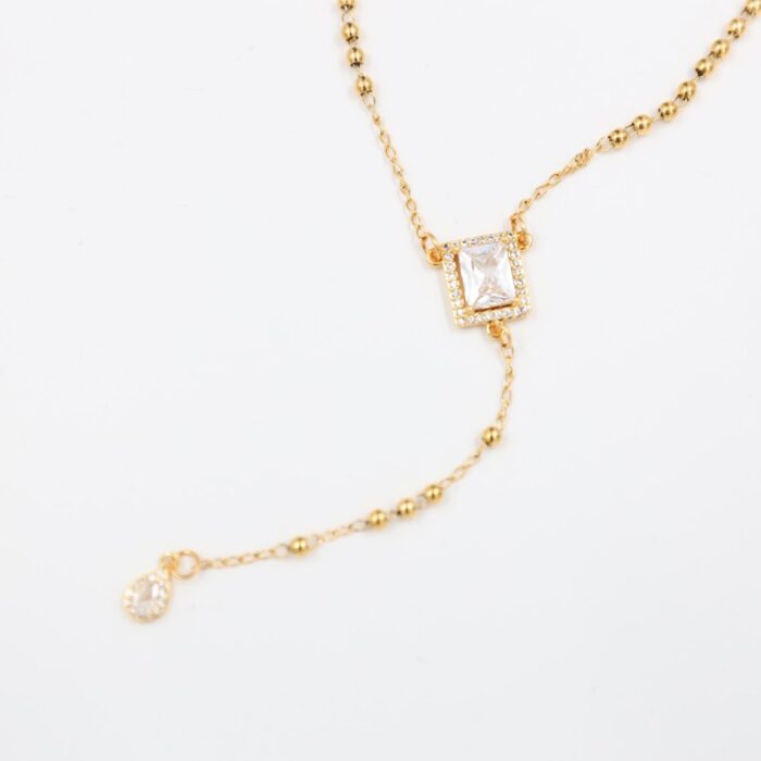 ⁦سلسال ذهبي بتصميم زركون أبيض على شكل مستطيل⁩ - الصورة ⁦4⁩