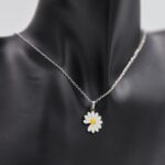 ⁦سلسال فضي بتصميم وردة أقحوان⁩ - الصورة ⁦2⁩