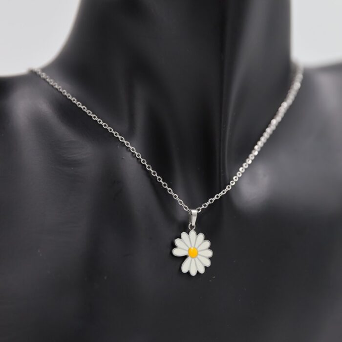 ⁦سلسال فضي بتصميم وردة أقحوان⁩ - الصورة ⁦2⁩