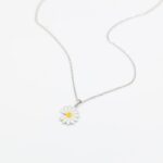 ⁦سلسال فضي بتصميم وردة أقحوان⁩ - الصورة ⁦3⁩