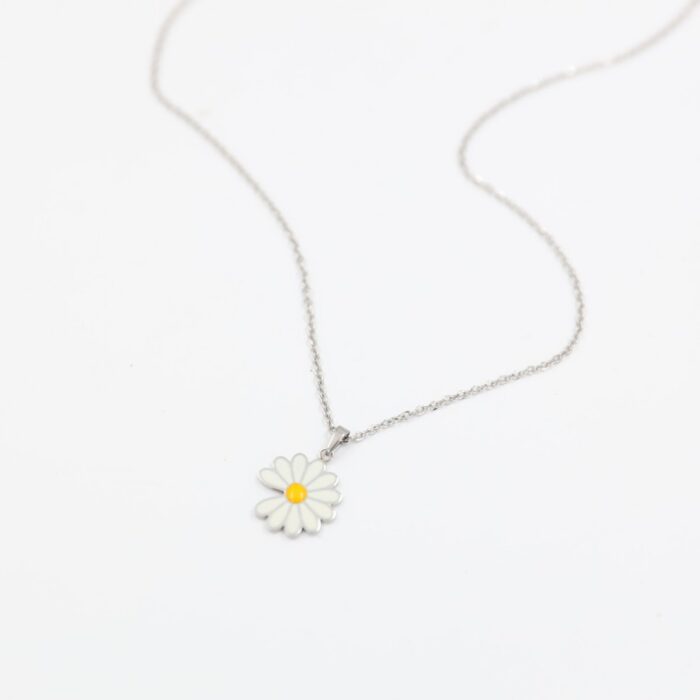 ⁦سلسال فضي بتصميم وردة أقحوان⁩ - الصورة ⁦3⁩