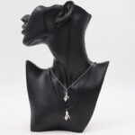 ⁦سلسال طبقتين بتصميم تصافح يدين لون فضي و أسود⁩ - الصورة ⁦2⁩