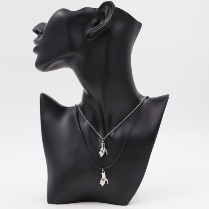 ⁦سلسال طبقتين بتصميم تصافح يدين لون فضي و أسود⁩ - الصورة ⁦2⁩