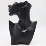 ⁦سلسال طبقتين بتصميم تصافح يدين لون فضي و أسود⁩ - الصورة ⁦3⁩