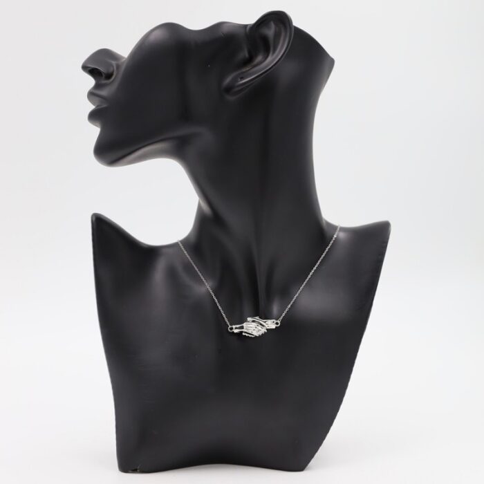 ⁦سلسال طبقتين بتصميم تصافح يدين لون فضي و أسود⁩ - الصورة ⁦3⁩