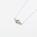 ⁦سلسال طبقتين بتصميم تصافح يدين لون فضي و أسود⁩ - الصورة ⁦5⁩