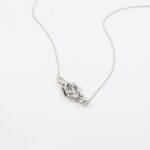 ⁦سلسال طبقتين بتصميم تصافح يدين لون فضي و أسود⁩ - الصورة ⁦6⁩