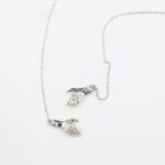 ⁦سلسال طبقتين بتصميم تصافح يدين لون فضي و أسود⁩ - الصورة ⁦7⁩