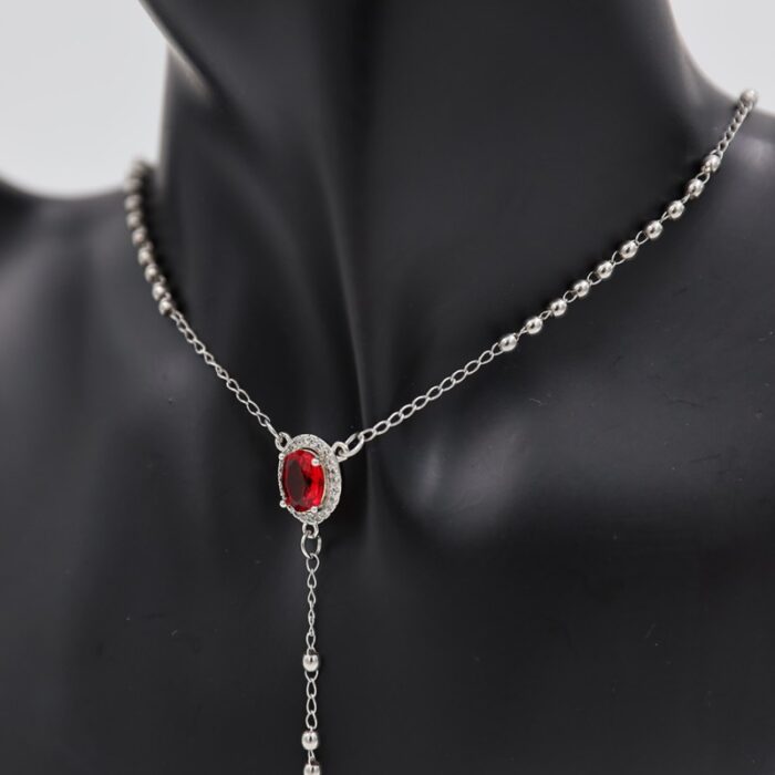 ⁦سلسال فضي بتصميم زركون أحمر بيضاوي⁩ - الصورة ⁦3⁩