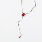 ⁦سلسال فضي بتصميم زركون أحمر بيضاوي⁩ - الصورة ⁦4⁩