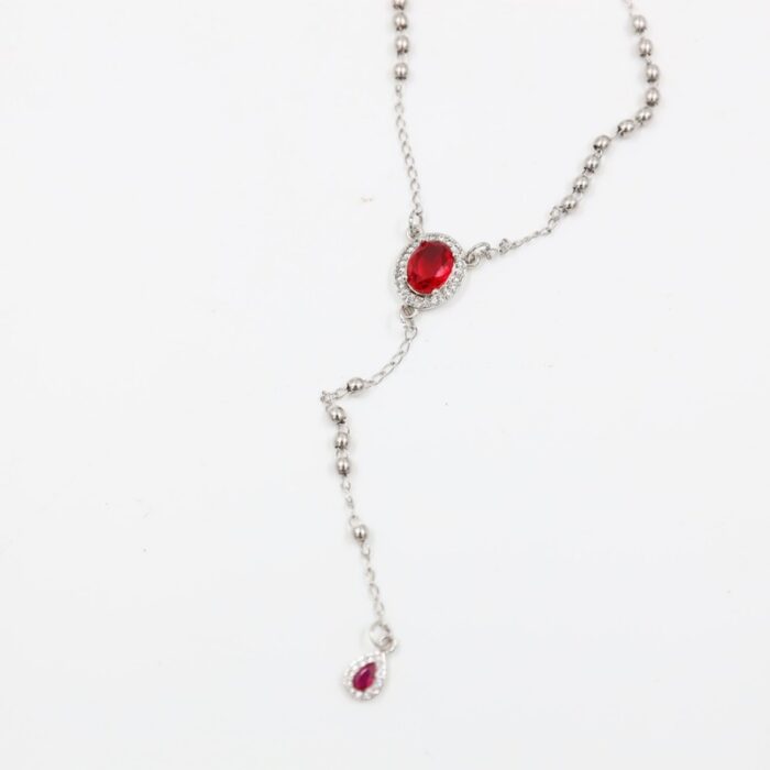 ⁦سلسال فضي بتصميم زركون أحمر بيضاوي⁩ - الصورة ⁦4⁩