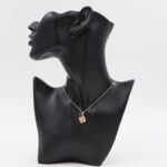 سلسال فضي بتصميم وردة ذهبية