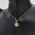 ⁦سلسال فضي بتصميم وردة ذهبية⁩ - الصورة ⁦2⁩