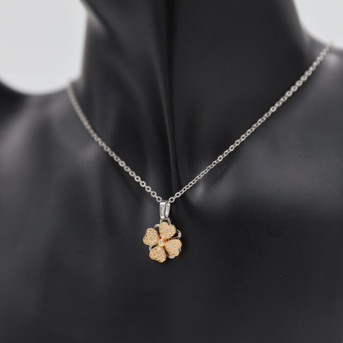 ⁦سلسال فضي بتصميم وردة ذهبية⁩ - الصورة ⁦2⁩