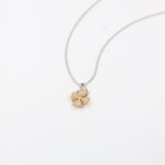 ⁦سلسال فضي بتصميم وردة ذهبية⁩ - الصورة ⁦3⁩