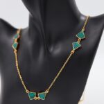 ⁦سلسال ذهبي بتصميم مثلثات لون أخضر⁩ - الصورة ⁦2⁩