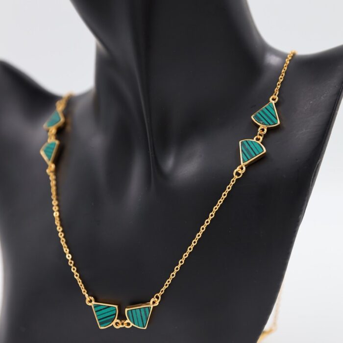 ⁦سلسال ذهبي بتصميم مثلثات لون أخضر⁩ - الصورة ⁦2⁩