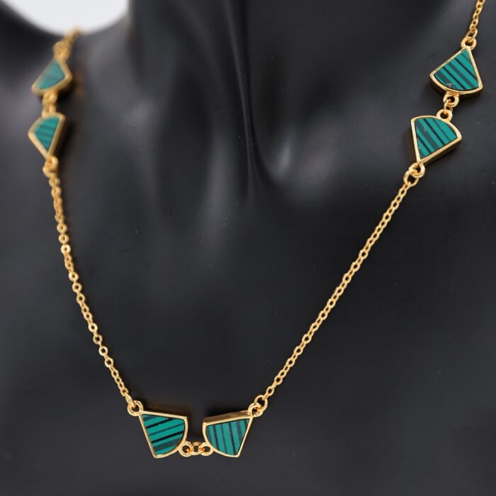 ⁦سلسال ذهبي بتصميم مثلثات لون أخضر⁩ - الصورة ⁦3⁩