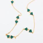 ⁦سلسال ذهبي بتصميم مثلثات لون أخضر⁩ - الصورة ⁦4⁩