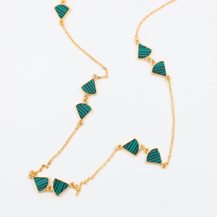⁦سلسال ذهبي بتصميم مثلثات لون أخضر⁩ - الصورة ⁦4⁩