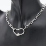 ⁦سلسال فضي بتصميم جنزير وقلب⁩ - الصورة ⁦2⁩