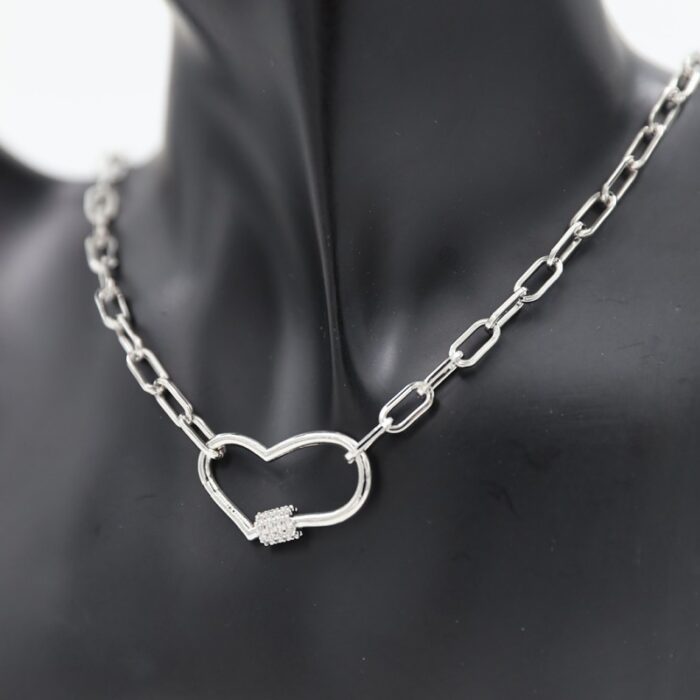 ⁦سلسال فضي بتصميم جنزير وقلب⁩ - الصورة ⁦2⁩