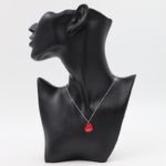 سلسال فضي بتصميم قلب أحمر