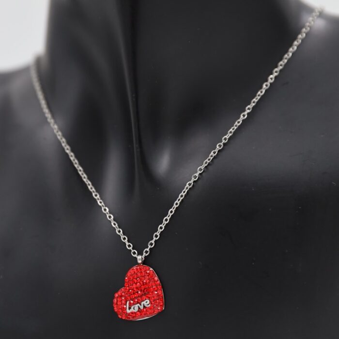 ⁦سلسال فضي بتصميم قلب أحمر⁩ - الصورة ⁦2⁩