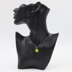 سلسال فضي بتصميم وردة لون أخضر