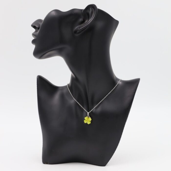 1033753662_67dc75215ca42 سلسال فضي بتصميم وردة لون أخضر - الصورة 1