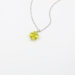 ⁦سلسال فضي بتصميم وردة لون أخضر⁩ - الصورة ⁦3⁩