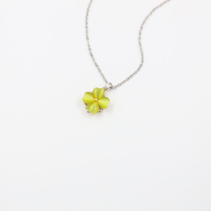 ⁦سلسال فضي بتصميم وردة لون أخضر⁩ - الصورة ⁦3⁩