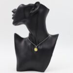 سلسال فضي بتصميم دائرة لون فسفوري