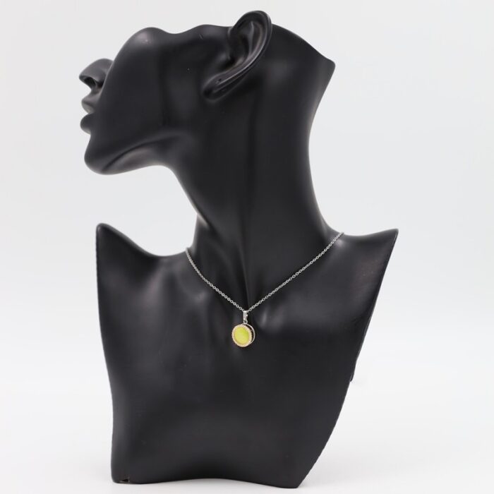 ⁦سلسال فضي بتصميم دائرة لون فسفوري⁩ - الصورة ⁦1⁩