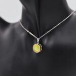 ⁦سلسال فضي بتصميم دائرة لون فسفوري⁩ - الصورة ⁦2⁩