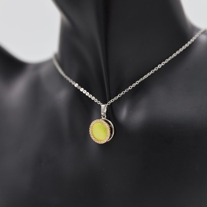 ⁦سلسال فضي بتصميم دائرة لون فسفوري⁩ - الصورة ⁦2⁩