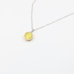 ⁦سلسال فضي بتصميم دائرة لون فسفوري⁩ - الصورة ⁦3⁩