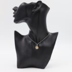 سلسال فضي بتصميم وردة ذهبية