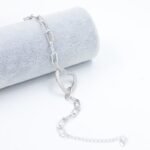 ⁦سوار فضي بتصميم جنزير وقلب زركون أبيض⁩ - الصورة ⁦2⁩