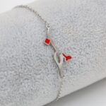 سوار فضي بتصميم حب