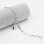 ⁦سوار فضي بتصميم جنزير مع قفل على شكل قلب⁩ - الصورة ⁦2⁩