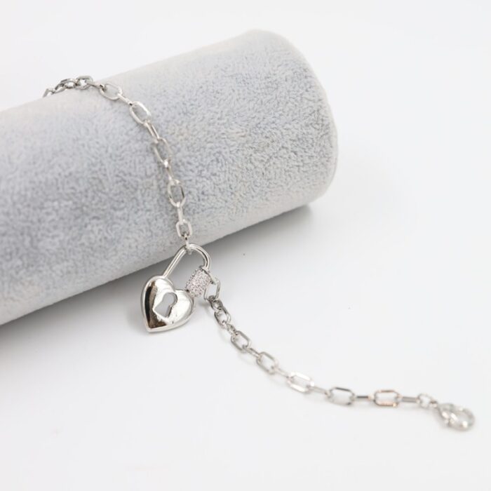 ⁦سوار فضي بتصميم جنزير مع قفل على شكل قلب⁩ - الصورة ⁦2⁩