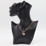 سلسال ذهبي بتصميم جنزير وقفل على شكل قلب