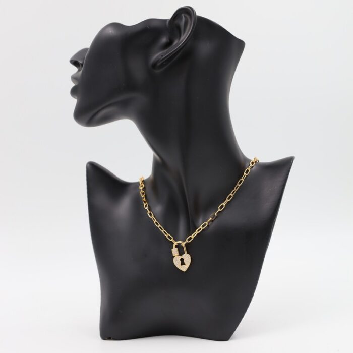1033753679_67dc75306ffb5 سلسال ذهبي بتصميم جنزير وقفل على شكل قلب - الصورة 1