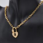 ⁦سلسال ذهبي بتصميم جنزير وقفل على شكل قلب⁩ - الصورة ⁦2⁩